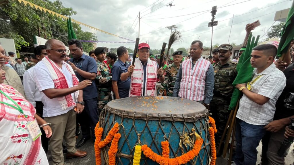 Tribal Festival : भगवान बिरसा मुंडा जतरा का भव्य शुभारंभ, मंत्री चमरा लिंडा ने दिखाई हरी झंडी, 10 हजार कलाकारों ने पेश की झारखंड की सांस्कृतिक विरासत 1 Tribal Festival : भगवान बिरसा मुंडा जतरा का भव्य शुभारंभ, मंत्री चमरा लिंडा ने दिखाई हरी झंडी, 10 हजार कलाकारों ने पेश की झारखंड की सांस्कृतिक विरासत 1