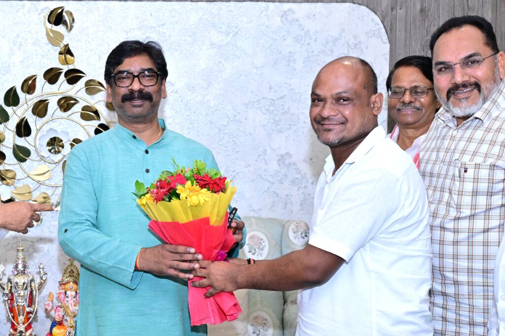 Jharkhand News : CM Hemant Soren से कांग्रेस प्रतिनिधिमंडल की मुलाकात, छात्र हित में कैबिनेट के फैसलों पर जताया आभार 1 Jharkhand News : CM Hemant Soren से कांग्रेस प्रतिनिधिमंडल की मुलाकात, छात्र हित में कैबिनेट के फैसलों पर जताया आभार 1