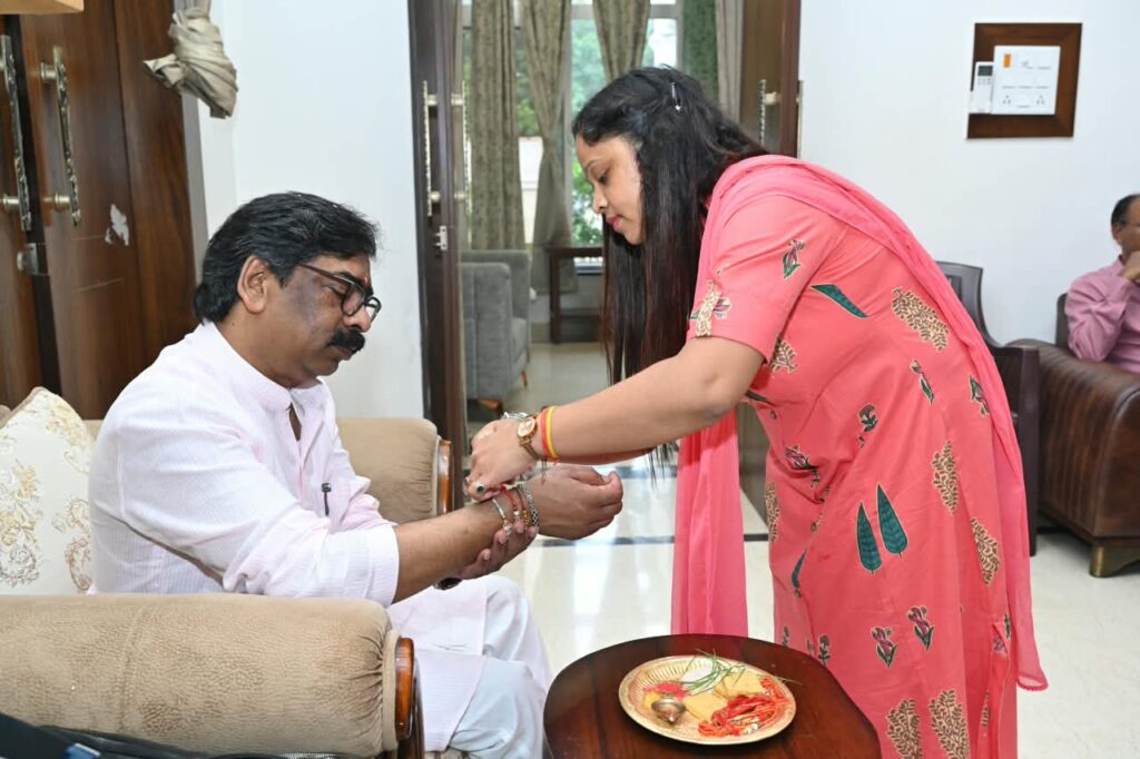 Raksha Bandhan 2026 : मुख्यमंत्री हेमन्त सोरेन को बड़ी बहन अंजनी सोरेन ने बांधा रक्षा सूत्र, स्वस्थ एवं दीर्घायु जीवन की कामना 1 Raksha Bandhan 2026 : मुख्यमंत्री हेमन्त सोरेन को बड़ी बहन अंजनी सोरेन ने बांधा रक्षा सूत्र, स्वस्थ एवं दीर्घायु जीवन की कामना 1