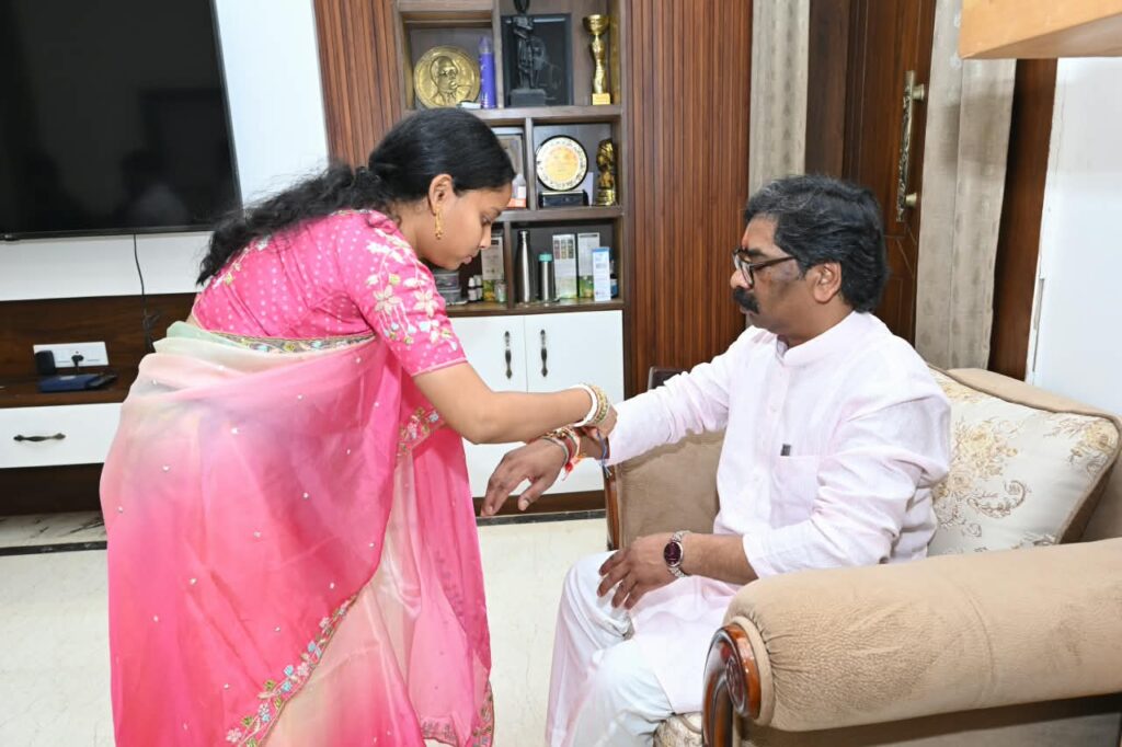 Raksha Bandhan 2026 : मुख्यमंत्री हेमन्त सोरेन को बड़ी बहन अंजनी सोरेन ने बांधा रक्षा सूत्र, स्वस्थ एवं दीर्घायु जीवन की कामना 2 Raksha Bandhan 2026 : मुख्यमंत्री हेमन्त सोरेन को बड़ी बहन अंजनी सोरेन ने बांधा रक्षा सूत्र, स्वस्थ एवं दीर्घायु जीवन की कामना 2