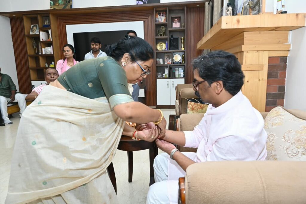 Raksha Bandhan 2026 : मुख्यमंत्री हेमन्त सोरेन को बड़ी बहन अंजनी सोरेन ने बांधा रक्षा सूत्र, स्वस्थ एवं दीर्घायु जीवन की कामना 3 Raksha Bandhan 2026 : मुख्यमंत्री हेमन्त सोरेन को बड़ी बहन अंजनी सोरेन ने बांधा रक्षा सूत्र, स्वस्थ एवं दीर्घायु जीवन की कामना 3