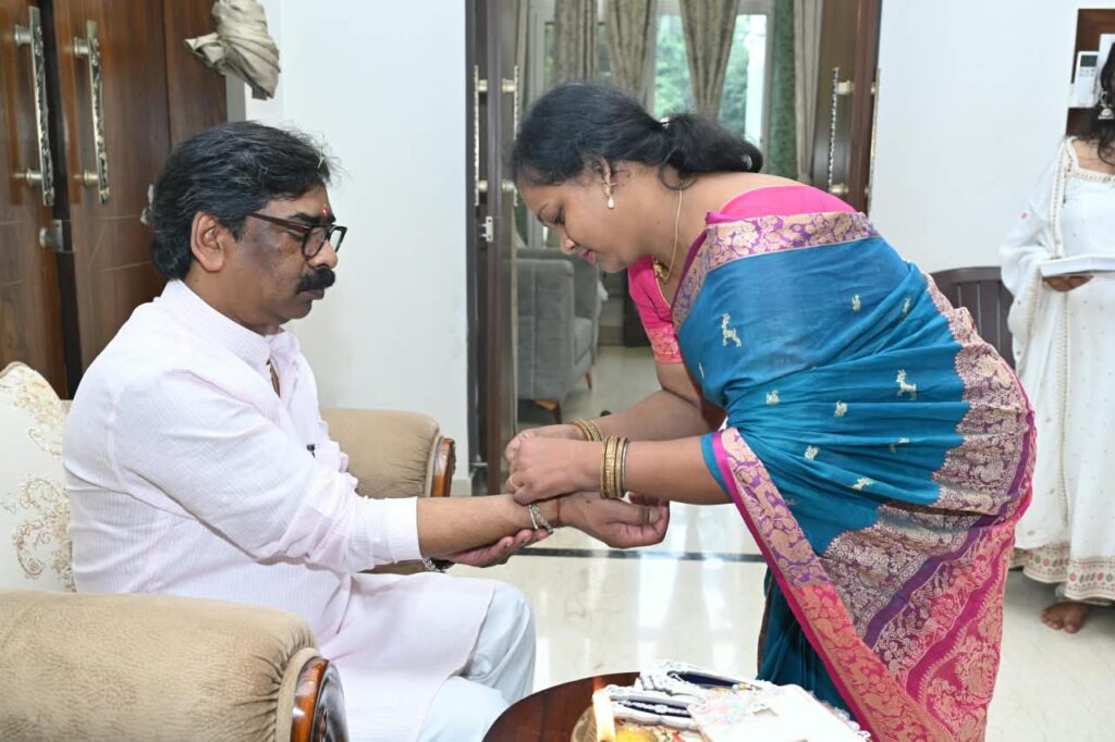 Raksha Bandhan 2026 : मुख्यमंत्री हेमन्त सोरेन को बड़ी बहन अंजनी सोरेन ने बांधा रक्षा सूत्र, स्वस्थ एवं दीर्घायु जीवन की कामना 4 Raksha Bandhan 2026 : मुख्यमंत्री हेमन्त सोरेन को बड़ी बहन अंजनी सोरेन ने बांधा रक्षा सूत्र, स्वस्थ एवं दीर्घायु जीवन की कामना 4
