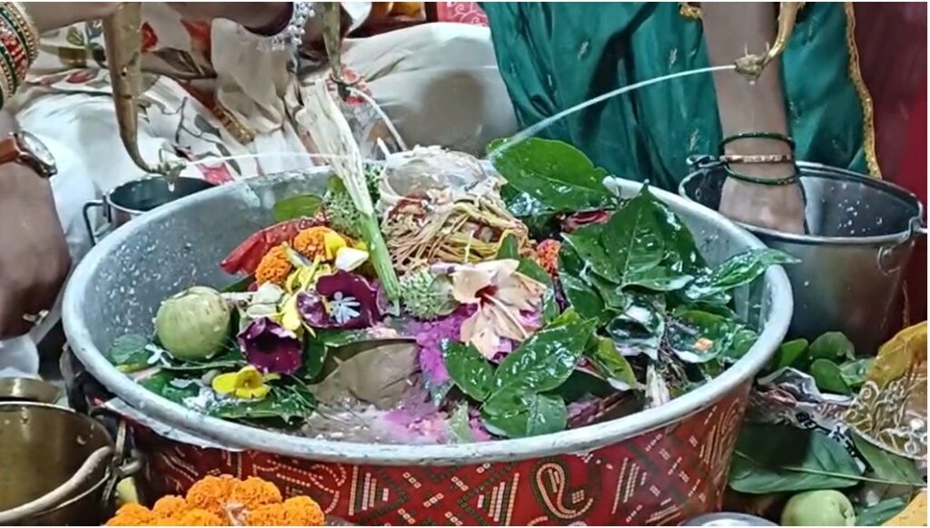 Jamtara News : सावन में जामताड़ा हुआ शिवमय, 51 जोड़ों ने किया भव्य महारुद्राभिषेक 1 Jamtara News : सावन में जामताड़ा हुआ शिवमय, 51 जोड़ों ने किया भव्य महारुद्राभिषेक 1