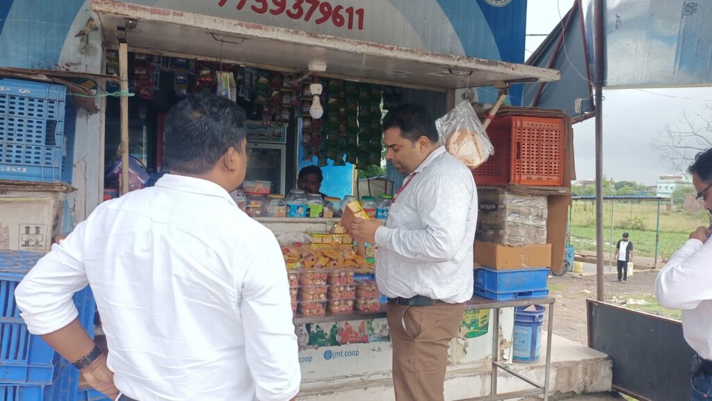 Koderma News: खाद्य सुरक्षा और तंबाकू नियंत्रण पर बड़ी कार्रवाई, 15 फूड स्टॉलों की जांच; अखाद्य रंगयुक्त छोले और फफूंद लगे केक नष्ट 1 Koderma News: खाद्य सुरक्षा और तंबाकू नियंत्रण पर बड़ी कार्रवाई, 15 फूड स्टॉलों की जांच; अखाद्य रंगयुक्त छोले और फफूंद लगे केक नष्ट 1