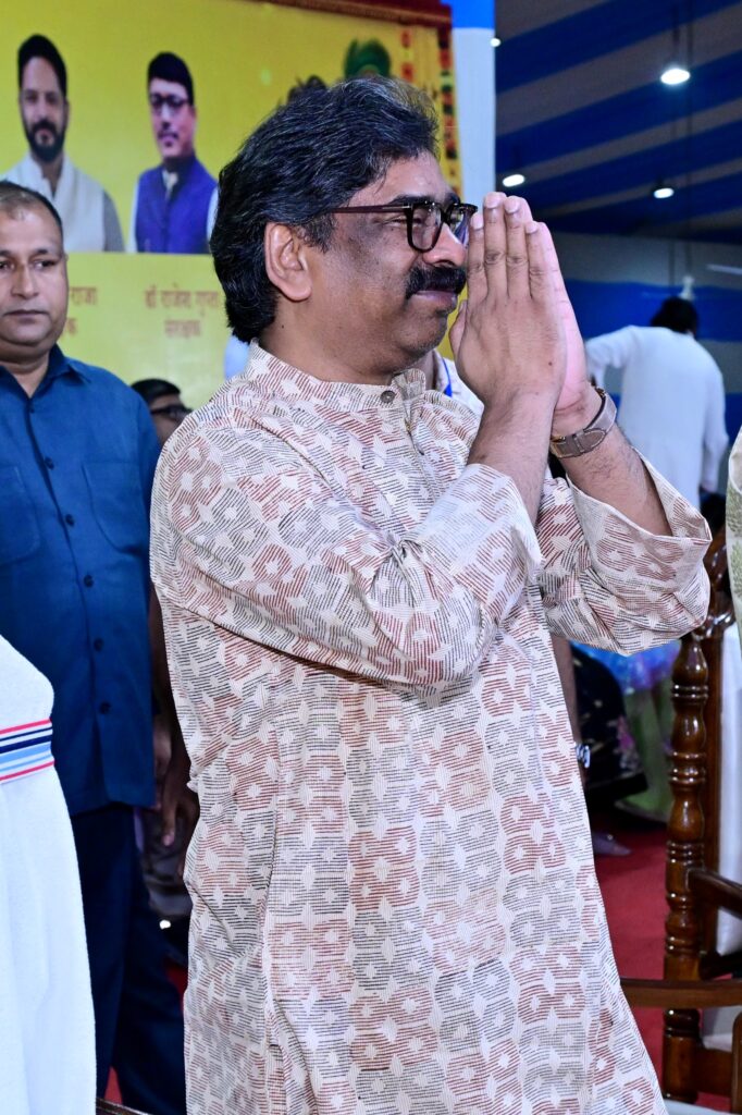 Ranchi News : मोरहाबादी में श्री कृष्ण जन्मोत्सव में शामिल हुए मुख्यमंत्री हेमंत सोरेन, दही हांडी प्रतियोगिता का किया शुभारंभ 1 Ranchi News : मोरहाबादी में श्री कृष्ण जन्मोत्सव में शामिल हुए मुख्यमंत्री हेमंत सोरेन, दही हांडी प्रतियोगिता का किया शुभारंभ 1