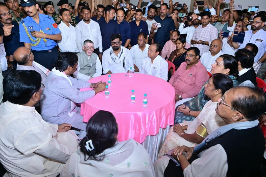 Giridih News : सुदिव्य कुमार सोनू को अंतिम विदाई देने पहुंचे CM हेमंत सोरेन, कल्पना सोरेन ने नम आंखों से दी श्रद्धांजलि 1 Giridih News : सुदिव्य कुमार सोनू को अंतिम विदाई देने पहुंचे CM हेमंत सोरेन, कल्पना सोरेन ने नम आंखों से दी श्रद्धांजलि 1