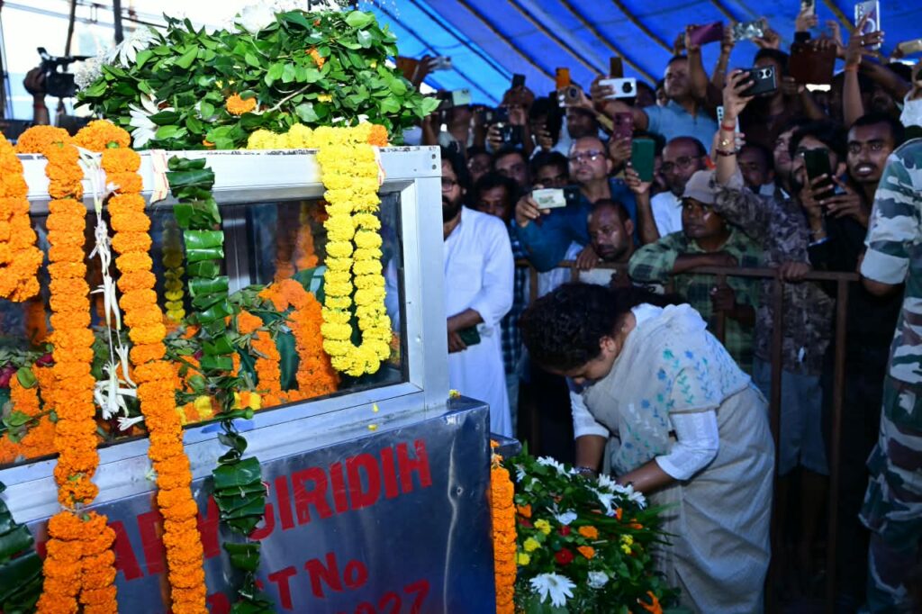 Giridih News : सुदिव्य कुमार सोनू को अंतिम विदाई देने पहुंचे CM हेमंत सोरेन, कल्पना सोरेन ने नम आंखों से दी श्रद्धांजलि 2 Giridih News : सुदिव्य कुमार सोनू को अंतिम विदाई देने पहुंचे CM हेमंत सोरेन, कल्पना सोरेन ने नम आंखों से दी श्रद्धांजलि 2