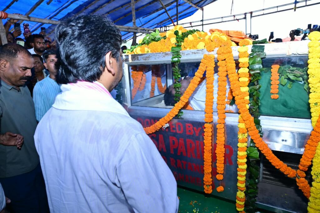 Giridih News : सुदिव्य कुमार सोनू को अंतिम विदाई देने पहुंचे CM हेमंत सोरेन, कल्पना सोरेन ने नम आंखों से दी श्रद्धांजलि 3 Giridih News : सुदिव्य कुमार सोनू को अंतिम विदाई देने पहुंचे CM हेमंत सोरेन, कल्पना सोरेन ने नम आंखों से दी श्रद्धांजलि 3