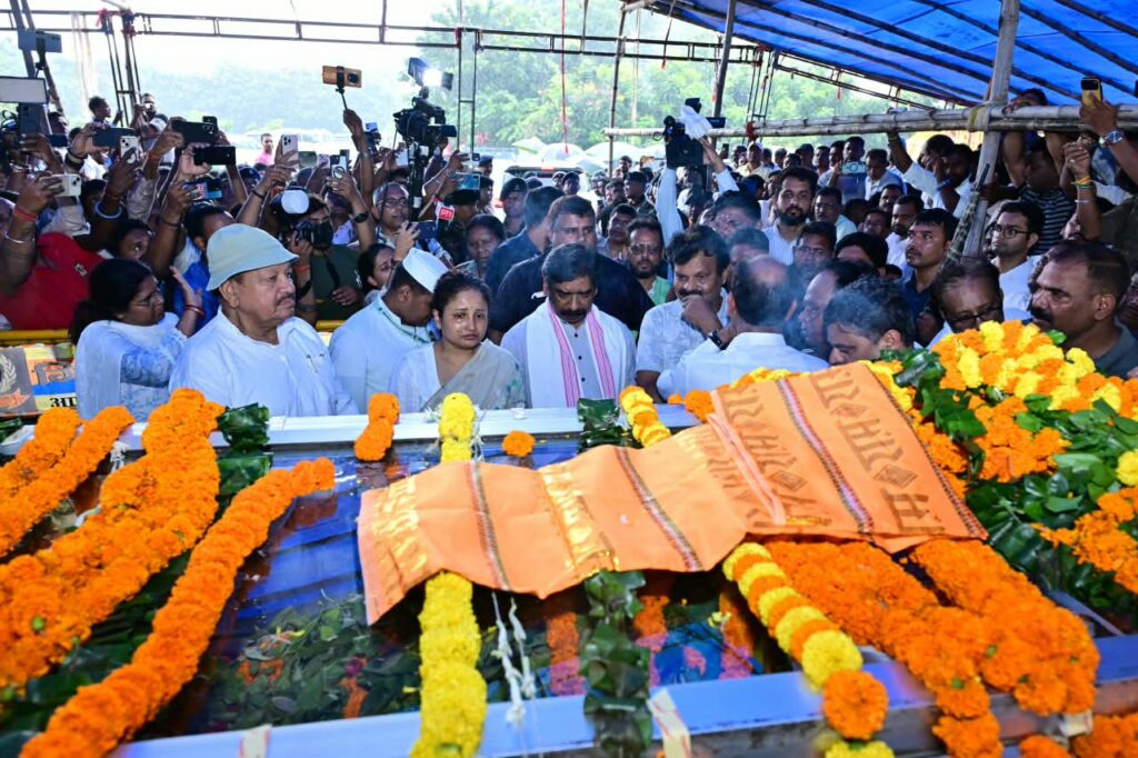 Giridih News : सुदिव्य कुमार सोनू को अंतिम विदाई देने पहुंचे CM हेमंत सोरेन, कल्पना सोरेन ने नम आंखों से दी श्रद्धांजलि 4 Giridih News : सुदिव्य कुमार सोनू को अंतिम विदाई देने पहुंचे CM हेमंत सोरेन, कल्पना सोरेन ने नम आंखों से दी श्रद्धांजलि 4