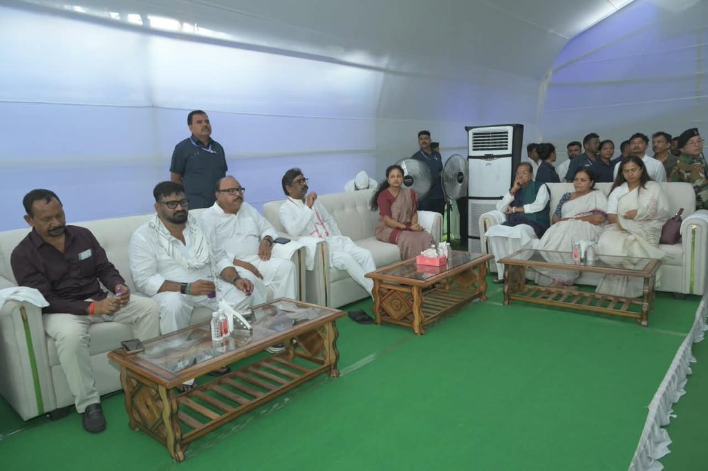 Giridih News : गिरिडीह पहुंचे मुख्यमंत्री हेमन्त सोरेन, स्वर्गीय सुदिव्य कुमार सोनू के द्वादशकर्म में हुए शामिल 3