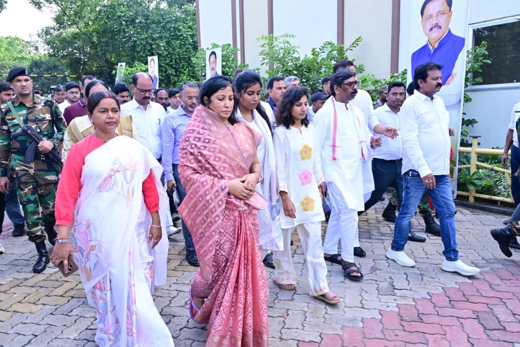Giridih News : गिरिडीह पहुंचे मुख्यमंत्री हेमन्त सोरेन, स्वर्गीय सुदिव्य कुमार सोनू के द्वादशकर्म में हुए शामिल 1