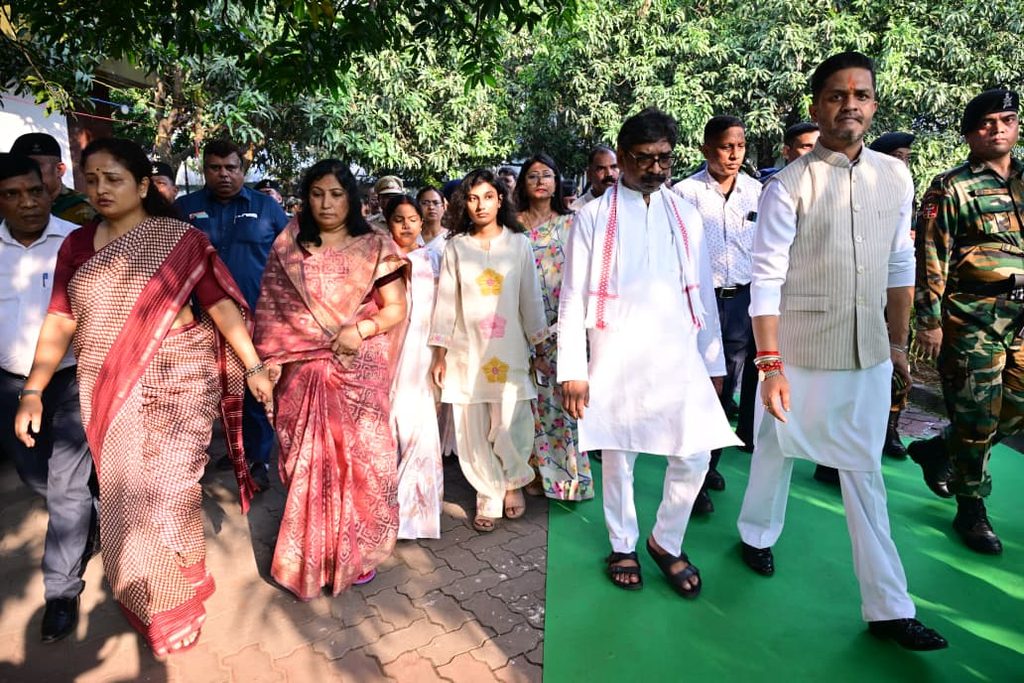 Giridih News : गिरिडीह पहुंचे मुख्यमंत्री हेमन्त सोरेन, स्वर्गीय सुदिव्य कुमार सोनू के द्वादशकर्म में हुए शामिल 2