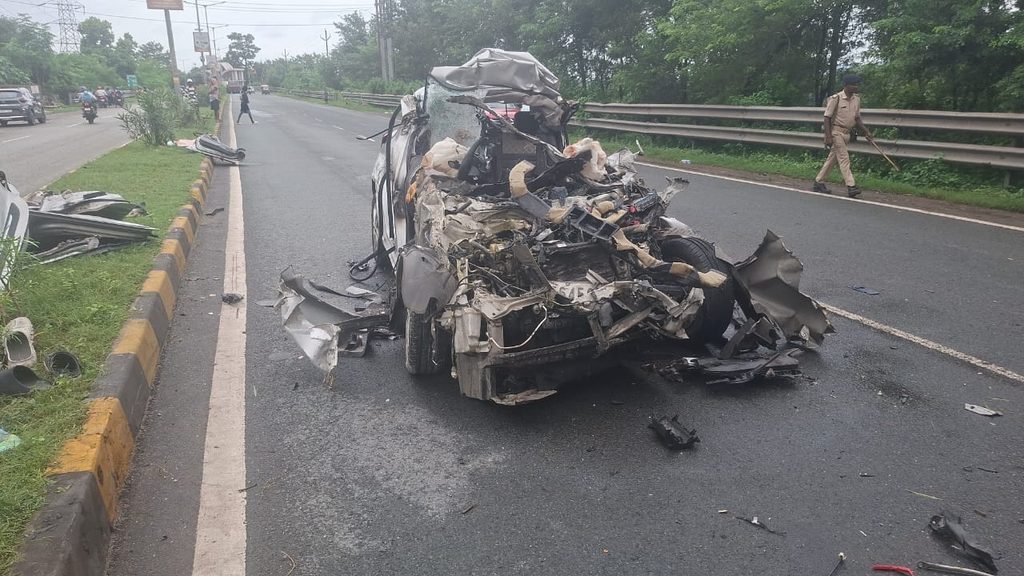 Jamshedpur Marine Drive Accident : खड़े ट्रेलर से टकराई तेज रफ्तार कार, मंत्री दीपिका पांडेय सिंह की बेटी समेत चार की मौत 1 Jamshedpur Marine Drive Accident : खड़े ट्रेलर से टकराई तेज रफ्तार कार, मंत्री दीपिका पांडेय सिंह की बेटी समेत चार की मौत 1