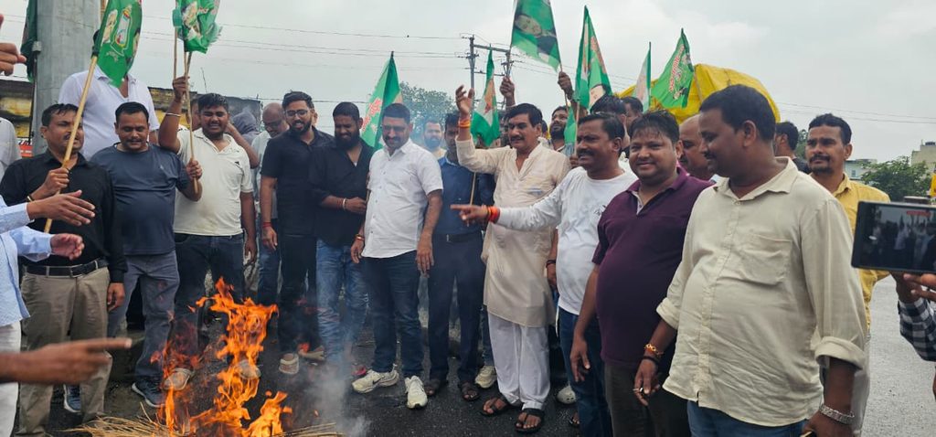 Koderma News: मुख्य चुनाव आयुक्त ज्ञानेश कुमार के खिलाफ कोडरमा में आक्रोश,राजद कार्यकर्ताओं ने फूंका पुतला 1