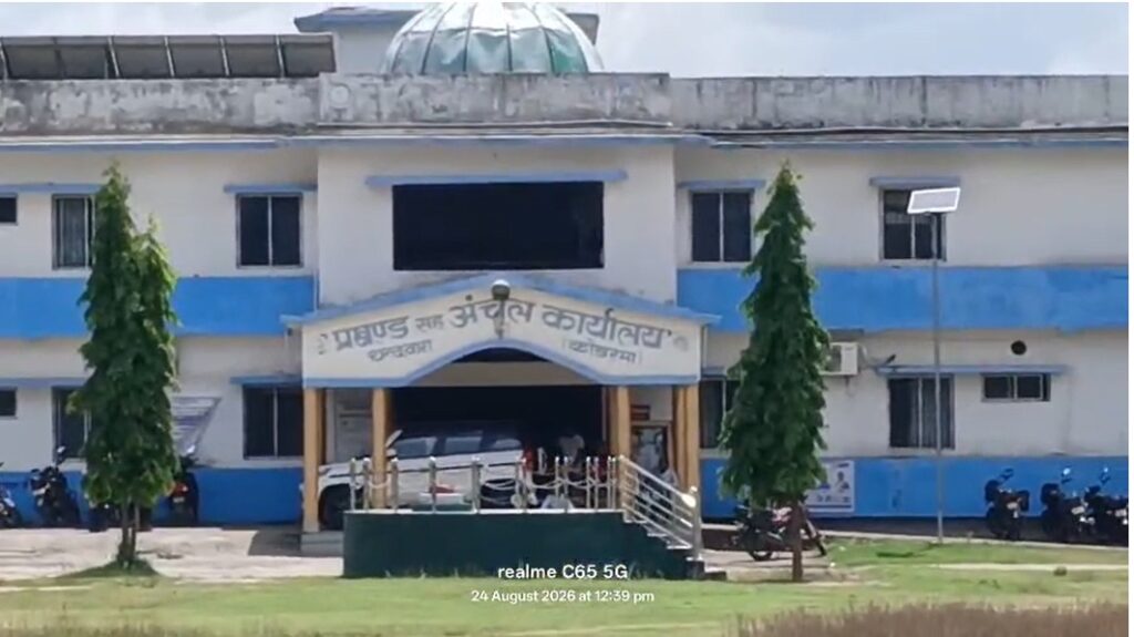 Koderma News : कोडरमा में बारिश से ढहा स्कूल भवन की दूसरी मंजिल का छत, 35 बच्चे बाल-बाल बचे 1 Koderma News : कोडरमा में बारिश से ढहा स्कूल भवन की दूसरी मंजिल का छत, 35 बच्चे बाल-बाल बचे 1