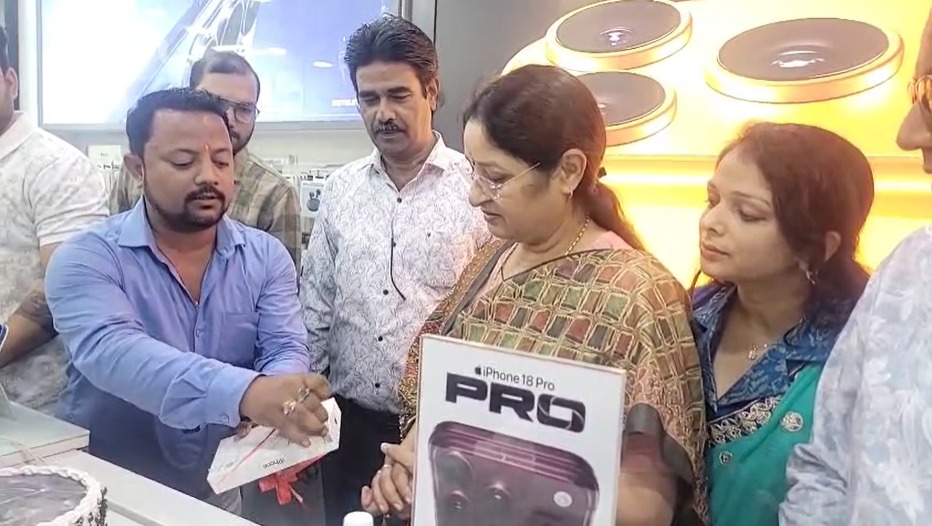 Koderma News : झुमरी तिलैया में iPhone 18 Pro सीरीज की लॉन्चिंग, केंद्रीय मंत्री अन्नपूर्णा देवी ने किया शुभारंभ 2 Koderma News : झुमरी तिलैया में iPhone 18 Pro सीरीज की लॉन्चिंग, केंद्रीय मंत्री अन्नपूर्णा देवी ने किया शुभारंभ 2