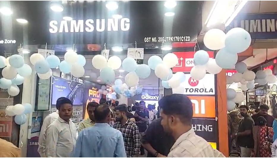 Koderma News : झुमरी तिलैया में iPhone 18 Pro सीरीज की लॉन्चिंग, केंद्रीय मंत्री अन्नपूर्णा देवी ने किया शुभारंभ 1 Koderma News : झुमरी तिलैया में iPhone 18 Pro सीरीज की लॉन्चिंग, केंद्रीय मंत्री अन्नपूर्णा देवी ने किया शुभारंभ 1