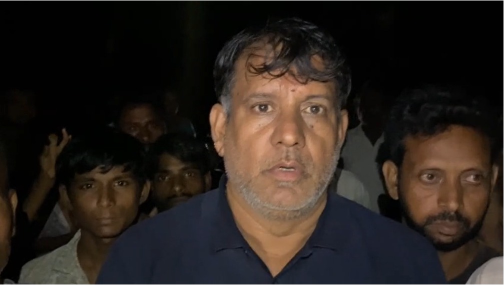 Deoghar News : पालोजोरी में चक्रवात अर्नव से तबाही, पूर्व मंत्री रणधीर सिंह ने पीड़ितों से की मुलाकात; आर्थिक मदद के साथ मुआवजे की मांग 1 Deoghar News : पालोजोरी में चक्रवात अर्नव से तबाही, पूर्व मंत्री रणधीर सिंह ने पीड़ितों से की मुलाकात; आर्थिक मदद के साथ मुआवजे की मांग 1