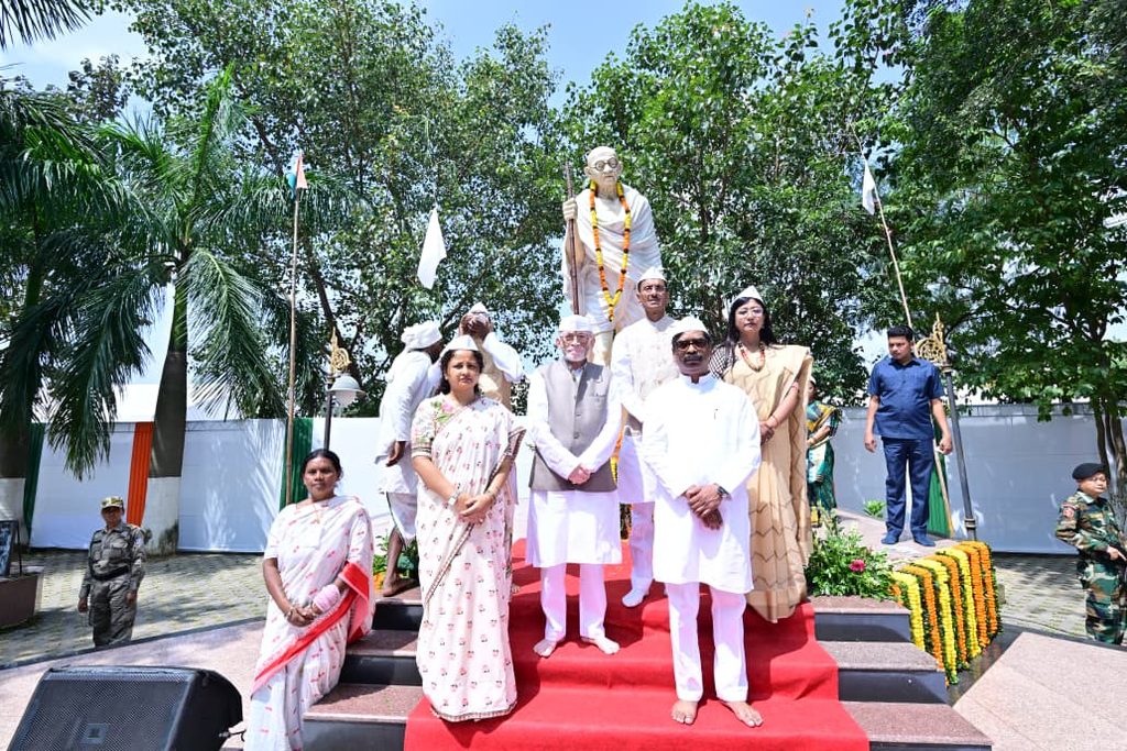 Mahatma Gandhi Jayanti : रांची के बापू वाटिका में राज्यपाल संतोष कुमार गंगवार और मुख्यमंत्री हेमंत सोरेन ने महात्मा गांधी को दी श्रद्धांजलि 1 Mahatma Gandhi Jayanti : रांची के बापू वाटिका में राज्यपाल संतोष कुमार गंगवार और मुख्यमंत्री हेमंत सोरेन ने महात्मा गांधी को दी श्रद्धांजलि 1