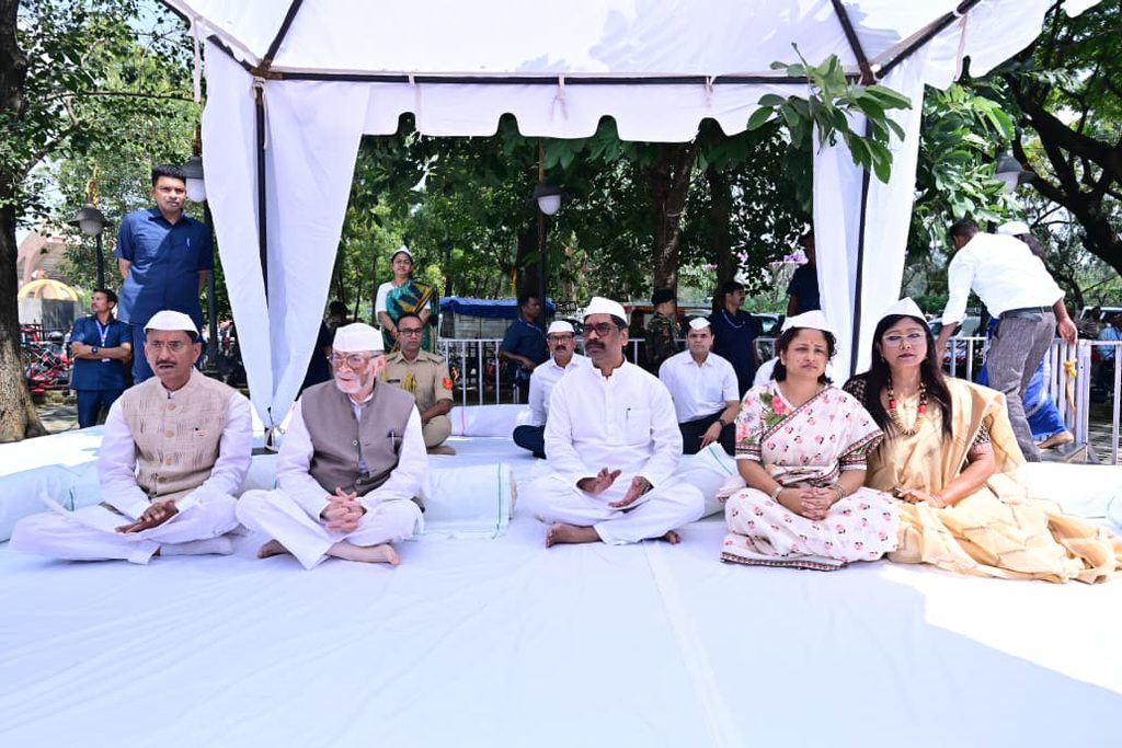 Mahatma Gandhi Jayanti : रांची के बापू वाटिका में राज्यपाल संतोष कुमार गंगवार और मुख्यमंत्री हेमंत सोरेन ने महात्मा गांधी को दी श्रद्धांजलि 2 Mahatma Gandhi Jayanti : रांची के बापू वाटिका में राज्यपाल संतोष कुमार गंगवार और मुख्यमंत्री हेमंत सोरेन ने महात्मा गांधी को दी श्रद्धांजलि 2