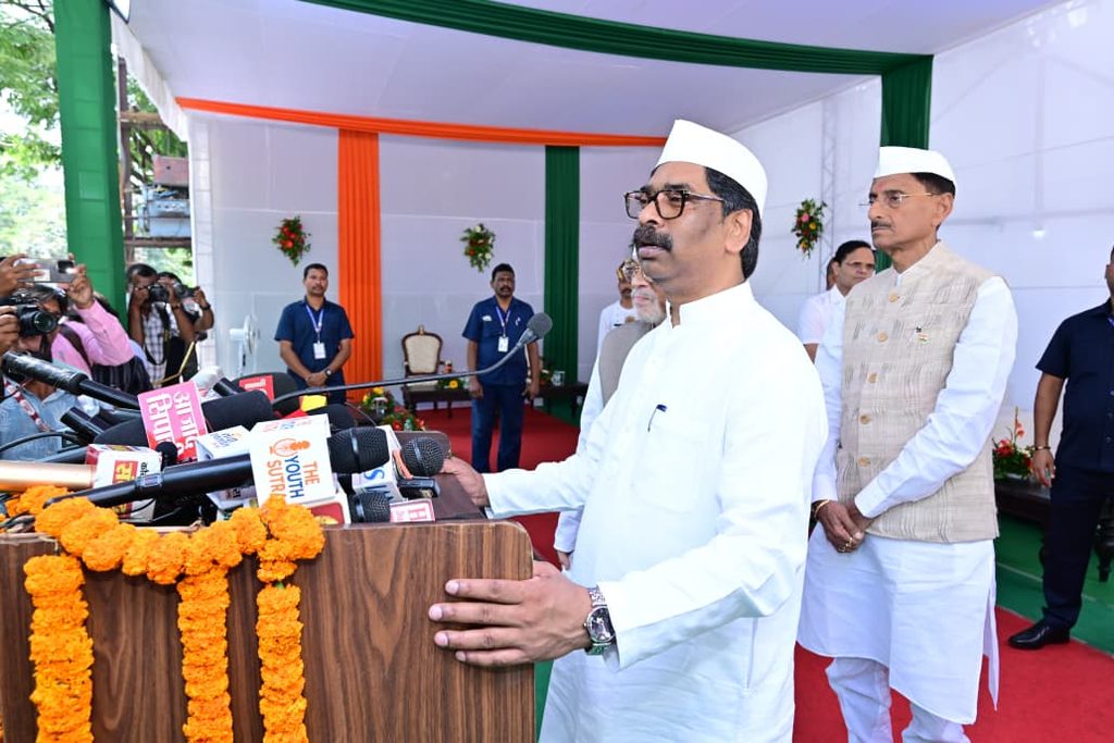 Mahatma Gandhi Jayanti : रांची के बापू वाटिका में राज्यपाल संतोष कुमार गंगवार और मुख्यमंत्री हेमंत सोरेन ने महात्मा गांधी को दी श्रद्धांजलि 3 Mahatma Gandhi Jayanti : रांची के बापू वाटिका में राज्यपाल संतोष कुमार गंगवार और मुख्यमंत्री हेमंत सोरेन ने महात्मा गांधी को दी श्रद्धांजलि 3