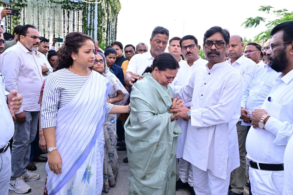 Jharkhand News : मंत्री दीपिका पांडेय सिंह की दिवंगत पुत्री तृषा सिंह के द्वादशा कार्यक्रम में शामिल हुए CM हेमंत सोरेन 2