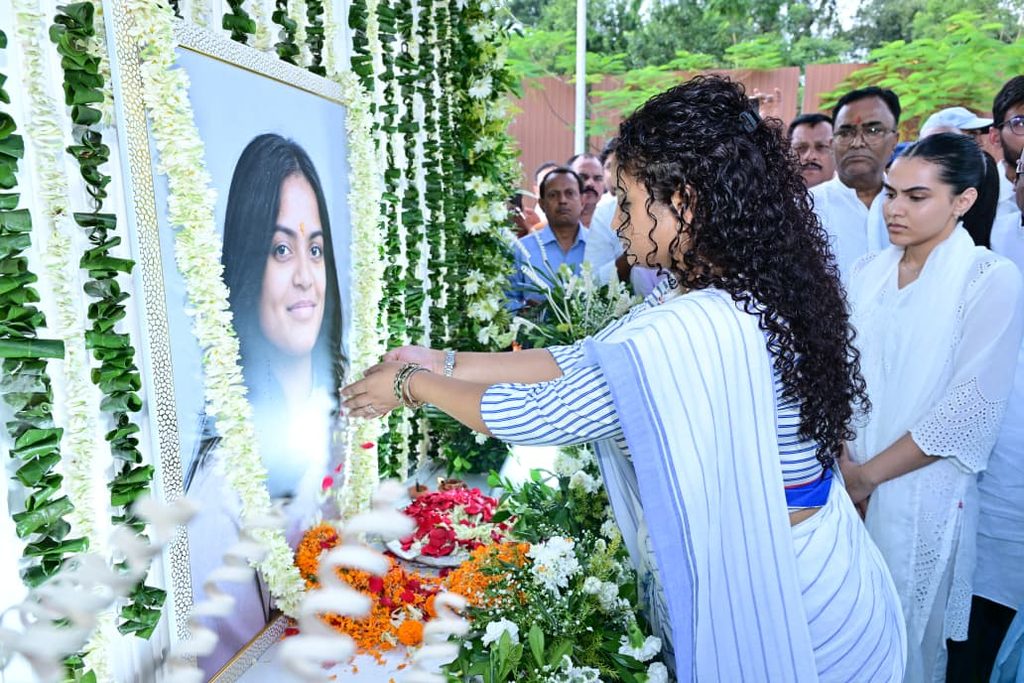 Jharkhand News : मंत्री दीपिका पांडेय सिंह की दिवंगत पुत्री तृषा सिंह के द्वादशा कार्यक्रम में शामिल हुए CM हेमंत सोरेन 1