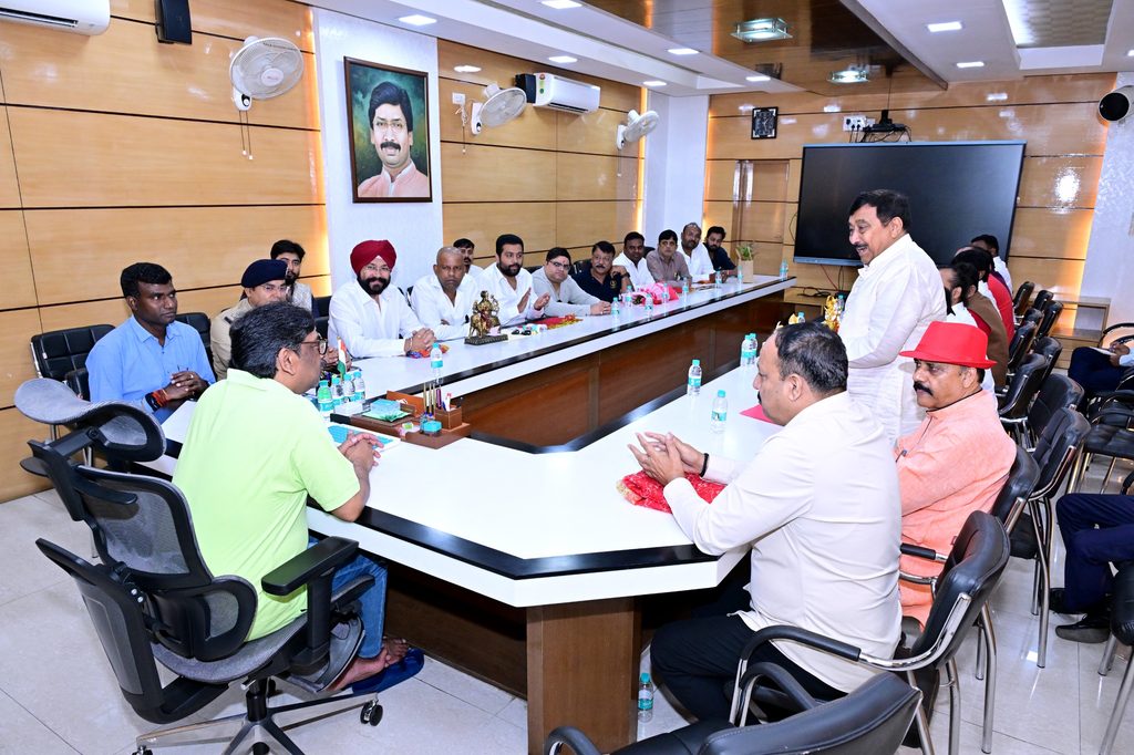 Ranchi News : रांची में दुर्गा पूजा की तैयारियों पर CM हेमंत सोरेन की बैठक, पर्यावरण और नशा मुक्ति पर दिया जोर 1 Ranchi News : रांची में दुर्गा पूजा की तैयारियों पर CM हेमंत सोरेन की बैठक, पर्यावरण और नशा मुक्ति पर दिया जोर 1