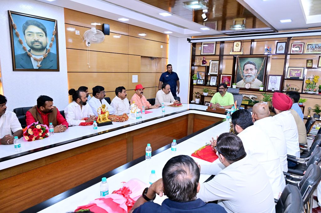 Ranchi News : रांची में दुर्गा पूजा की तैयारियों पर CM हेमंत सोरेन की बैठक, पर्यावरण और नशा मुक्ति पर दिया जोर 3 Ranchi News : रांची में दुर्गा पूजा की तैयारियों पर CM हेमंत सोरेन की बैठक, पर्यावरण और नशा मुक्ति पर दिया जोर 3