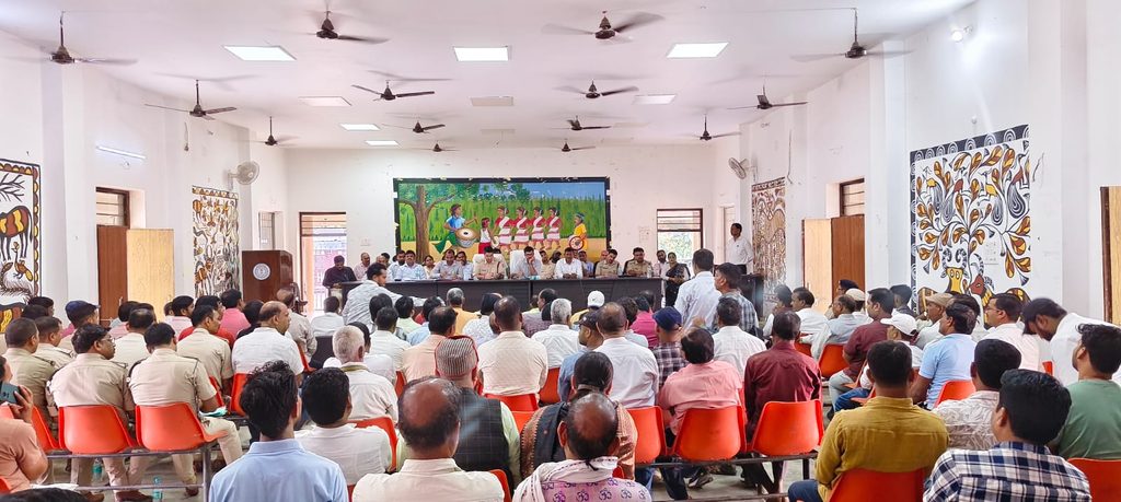 Koderma News : कोडरमा में दुर्गापूजा को लेकर जिला स्तरीय शांति समिति की बैठक, सुरक्षा और कानून व्यवस्था को लेकर प्रशासन पूरी तरह सतर्क 1 Koderma News : कोडरमा में दुर्गापूजा को लेकर जिला स्तरीय शांति समिति की बैठक, सुरक्षा और कानून व्यवस्था को लेकर प्रशासन पूरी तरह सतर्क 1