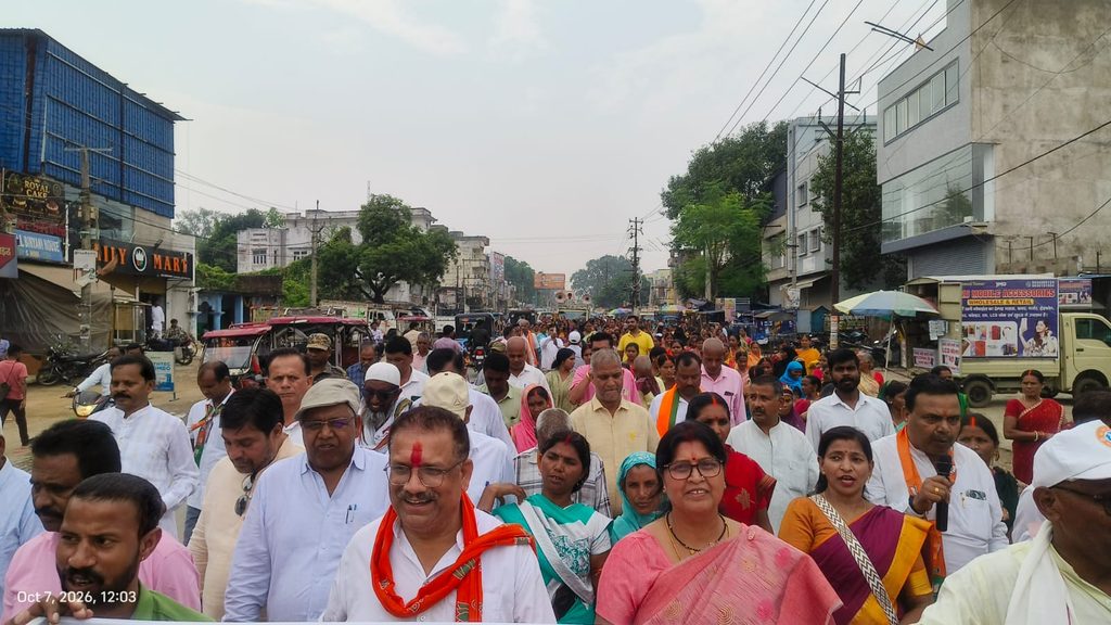 Koderma News : झुमरी तिलैया में प्रधानमंत्री नरेंद्र मोदी के सार्वजनिक जीवन के 25 वर्ष पूरे होने पर विशेष कार्यक्रम, LED स्क्रीन पर संबोधन का हुआ प्रसारण 1