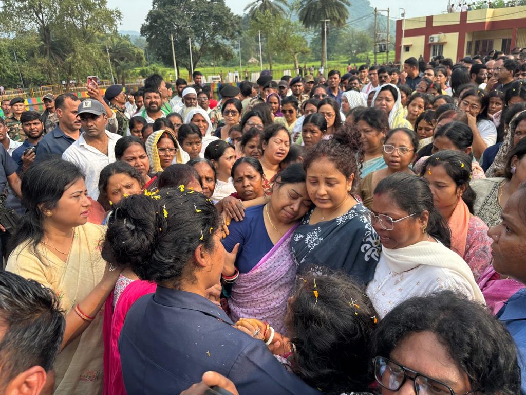 Rupi Soren Death : हेमंत सोरेन ने अश्रुपूर्ण नेत्रों से माता रूपी सोरेन को दी अंतिम विदाई, नेमरा में उमड़ा जनसैलाब 4 Rupi Soren Death : हेमंत सोरेन ने अश्रुपूर्ण नेत्रों से माता रूपी सोरेन को दी अंतिम विदाई, नेमरा में उमड़ा जनसैलाब 4