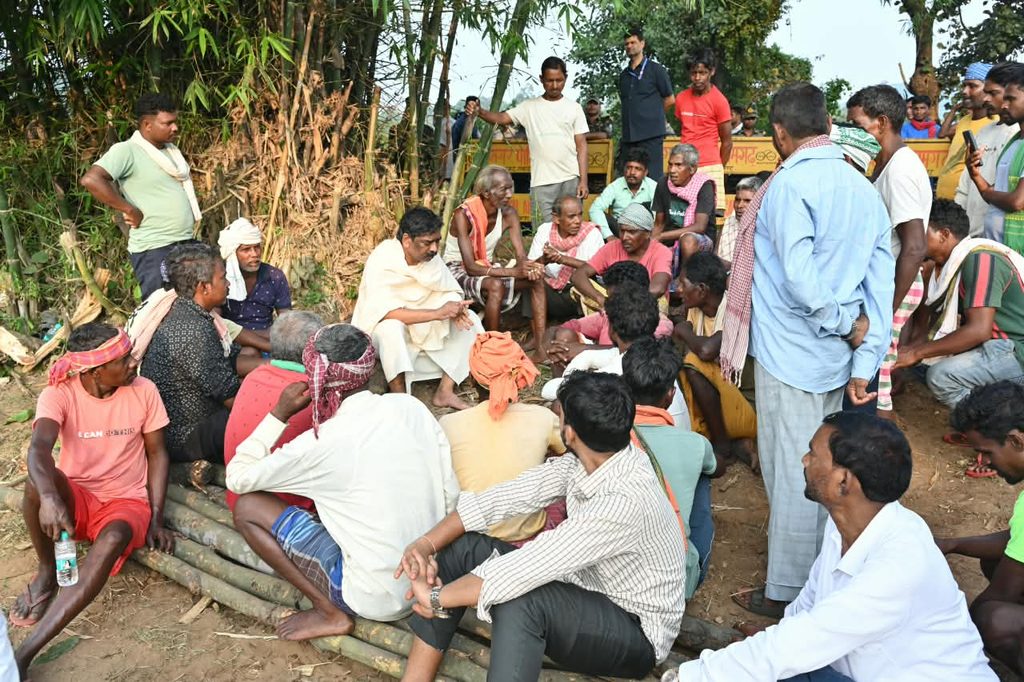 Rupi Soren Death : हेमंत सोरेन ने अश्रुपूर्ण नेत्रों से माता रूपी सोरेन को दी अंतिम विदाई, नेमरा में उमड़ा जनसैलाब 2 Rupi Soren Death : हेमंत सोरेन ने अश्रुपूर्ण नेत्रों से माता रूपी सोरेन को दी अंतिम विदाई, नेमरा में उमड़ा जनसैलाब 2