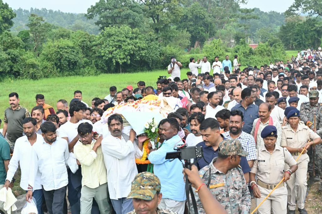 Rupi Soren Death : हेमंत सोरेन ने अश्रुपूर्ण नेत्रों से माता रूपी सोरेन को दी अंतिम विदाई, नेमरा में उमड़ा जनसैलाब 3 Rupi Soren Death : हेमंत सोरेन ने अश्रुपूर्ण नेत्रों से माता रूपी सोरेन को दी अंतिम विदाई, नेमरा में उमड़ा जनसैलाब 3