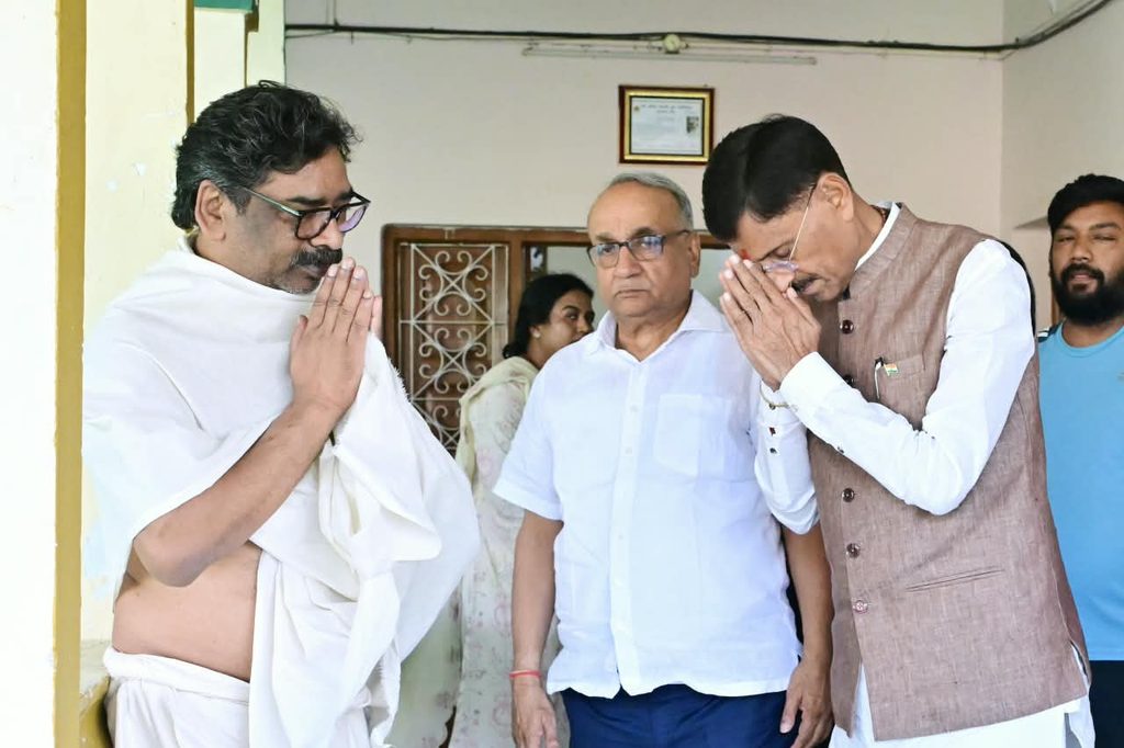 Ranchi News : हेमंत सोरेन से केंद्रीय रक्षा राज्य मंत्री संजय सेठ समेत कई जनप्रतिनिधियों ने की मुलाकात, माता रूपी सोरेन को दी श्रद्धांजलि 2 Ranchi News : हेमंत सोरेन से केंद्रीय रक्षा राज्य मंत्री संजय सेठ समेत कई जनप्रतिनिधियों ने की मुलाकात, माता रूपी सोरेन को दी श्रद्धांजलि 2