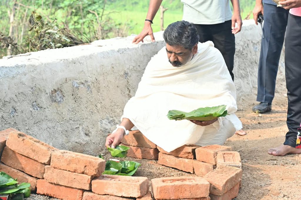 Jharkhand News : हेमंत सोरेन ने मां रूपी सोरेन के श्राद्धकर्म में निभाई पारंपरिक रस्में, नेमरा स्थित पैतृक आवास पर अर्पित की श्रद्धांजलि 1 Jharkhand News : हेमंत सोरेन ने मां रूपी सोरेन के श्राद्धकर्म में निभाई पारंपरिक रस्में, नेमरा स्थित पैतृक आवास पर अर्पित की श्रद्धांजलि 1