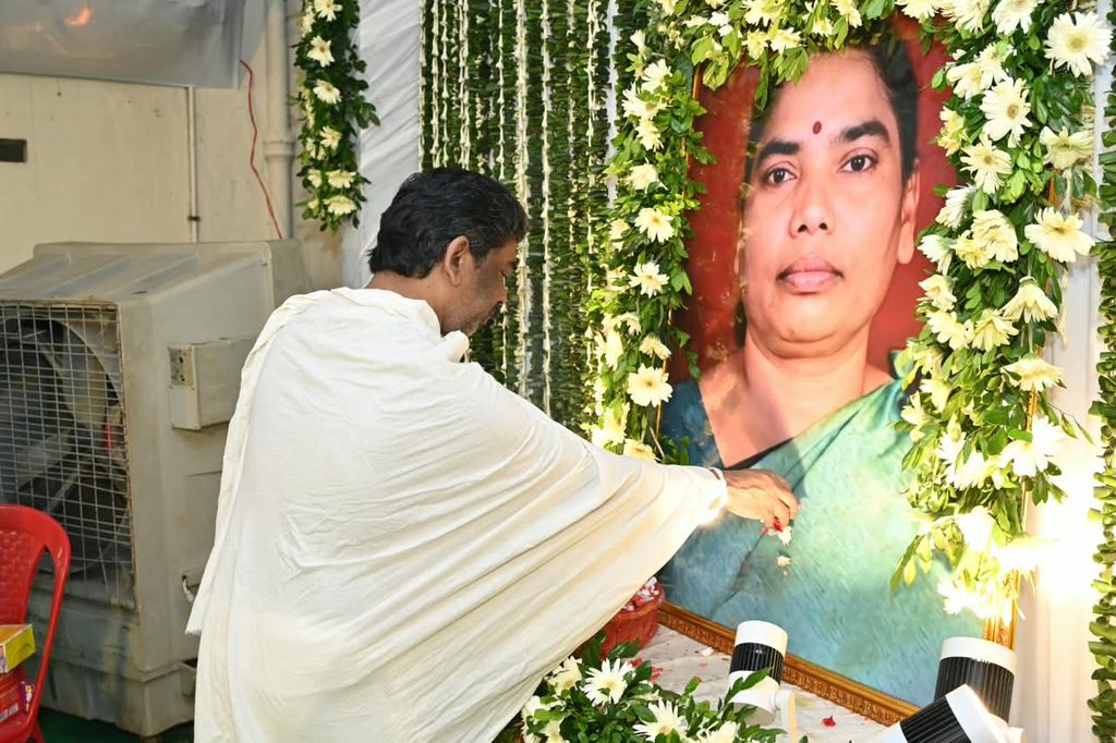 Jharkhand News : हेमंत सोरेन ने मां रूपी सोरेन के श्राद्धकर्म में निभाई पारंपरिक रस्में, नेमरा स्थित पैतृक आवास पर अर्पित की श्रद्धांजलि 3 Jharkhand News : हेमंत सोरेन ने मां रूपी सोरेन के श्राद्धकर्म में निभाई पारंपरिक रस्में, नेमरा स्थित पैतृक आवास पर अर्पित की श्रद्धांजलि 3