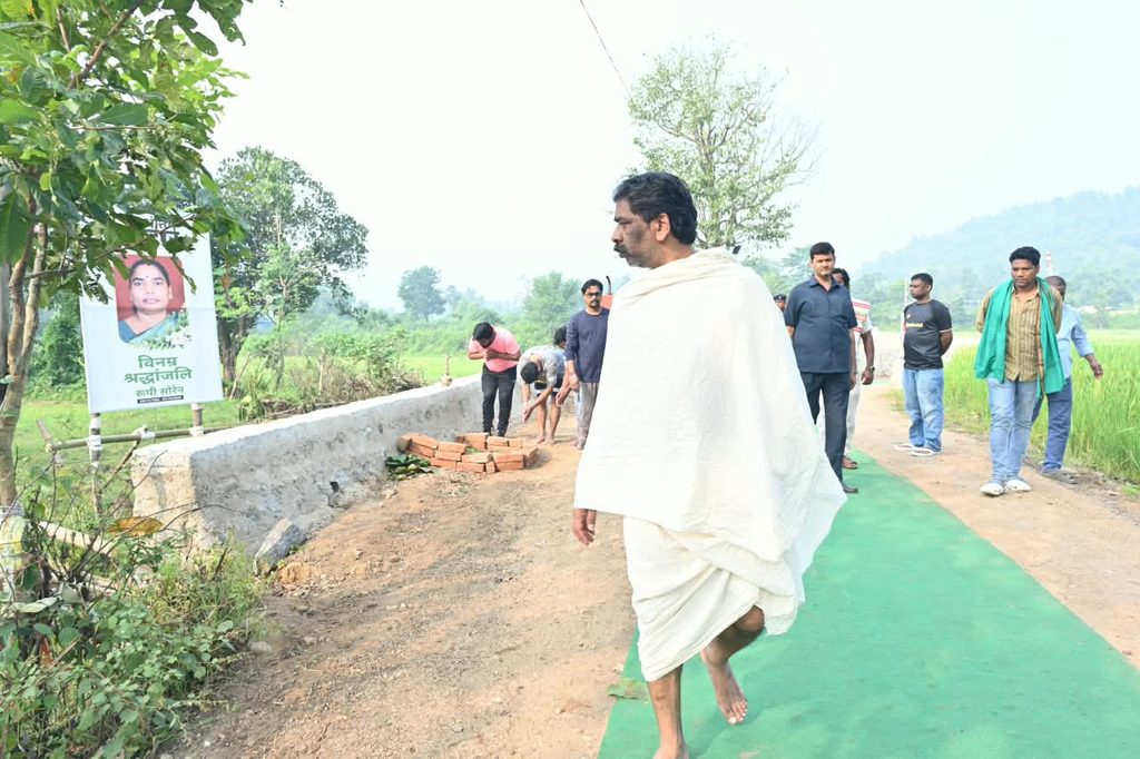 Jharkhand News : हेमंत सोरेन ने मां रूपी सोरेन के श्राद्धकर्म में निभाई पारंपरिक रस्में, नेमरा स्थित पैतृक आवास पर अर्पित की श्रद्धांजलि 2 Jharkhand News : हेमंत सोरेन ने मां रूपी सोरेन के श्राद्धकर्म में निभाई पारंपरिक रस्में, नेमरा स्थित पैतृक आवास पर अर्पित की श्रद्धांजलि 2