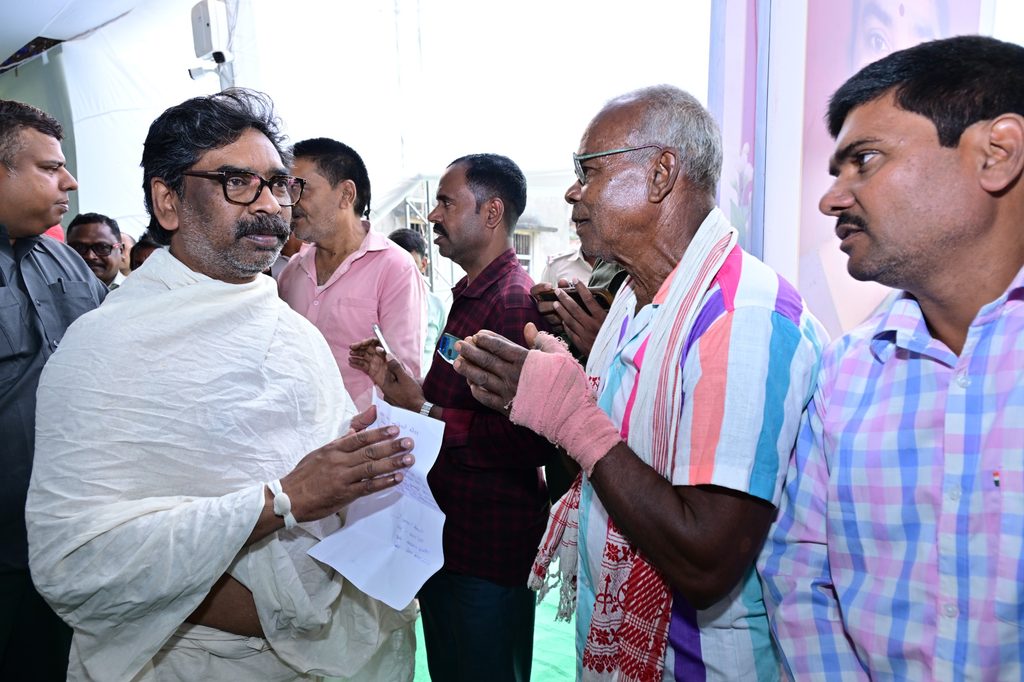 Jharkhand News : मुख्यमंत्री हेमन्त सोरेन ने नेमरा से निभाई जनसेवा की जिम्मेदारी, मातृ श्राद्धकर्म के बीच भी सुनी जनता की समस्याएं 1 Jharkhand News : मुख्यमंत्री हेमन्त सोरेन ने नेमरा से निभाई जनसेवा की जिम्मेदारी, मातृ श्राद्धकर्म के बीच भी सुनी जनता की समस्याएं 1