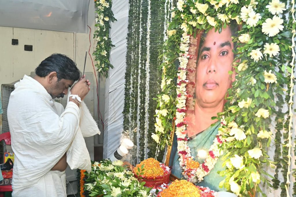 Jharkhand News : हेमंत सोरेन ने माता रूपी सोरेन की स्मृति में निभाई श्राद्ध कर्म की परंपरा, नेमरा में भावुक हुआ माहौल 1 Jharkhand News : हेमंत सोरेन ने माता रूपी सोरेन की स्मृति में निभाई श्राद्ध कर्म की परंपरा, नेमरा में भावुक हुआ माहौल 1