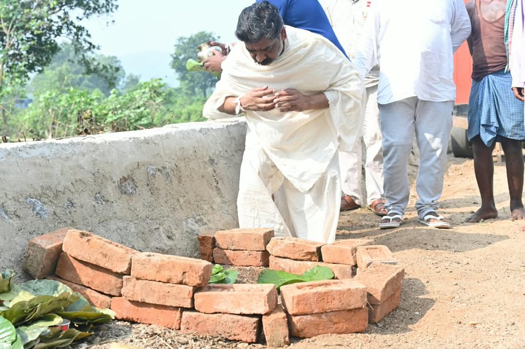 Jharkhand News : हेमंत सोरेन ने माता रूपी सोरेन की स्मृति में निभाई श्राद्ध कर्म की परंपरा, नेमरा में भावुक हुआ माहौल 4 Jharkhand News : हेमंत सोरेन ने माता रूपी सोरेन की स्मृति में निभाई श्राद्ध कर्म की परंपरा, नेमरा में भावुक हुआ माहौल 4