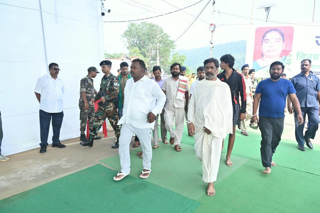 Jharkhand News : हेमंत सोरेन ने माता रूपी सोरेन की स्मृति में निभाई श्राद्ध कर्म की परंपरा, नेमरा में भावुक हुआ माहौल 3 Jharkhand News : हेमंत सोरेन ने माता रूपी सोरेन की स्मृति में निभाई श्राद्ध कर्म की परंपरा, नेमरा में भावुक हुआ माहौल 3