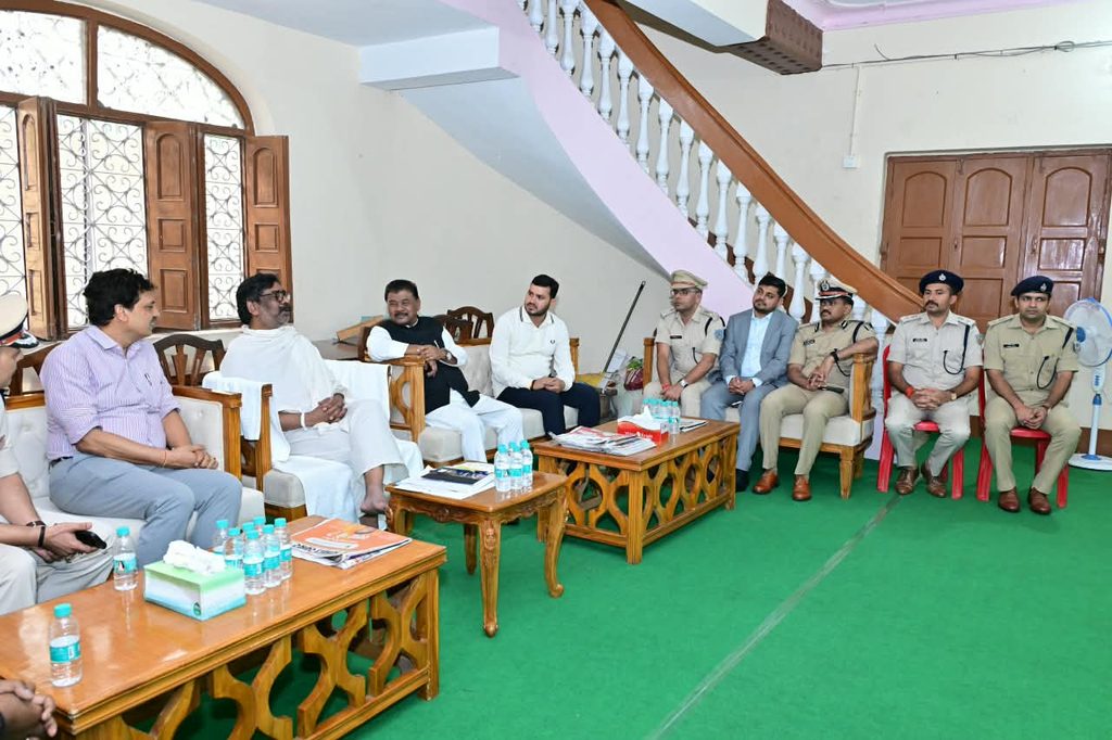 Jharkhand News : हेमंत सोरेन की माता रूपी सोरेन को श्रद्धांजलि देने नेमरा पहुंचे राजनीतिक दिग्गज और वरिष्ठ अधिकारी, मुख्यमंत्री से मिलकर बंधाया ढांढस 2