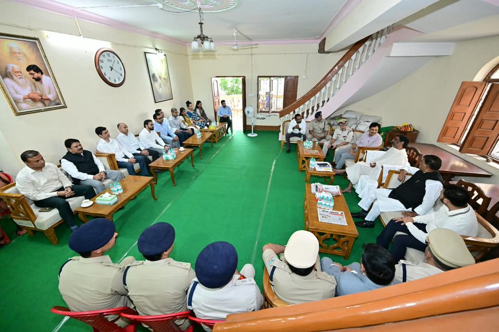Jharkhand News : हेमंत सोरेन की माता रूपी सोरेन को श्रद्धांजलि देने नेमरा पहुंचे राजनीतिक दिग्गज और वरिष्ठ अधिकारी, मुख्यमंत्री से मिलकर बंधाया ढांढस 1