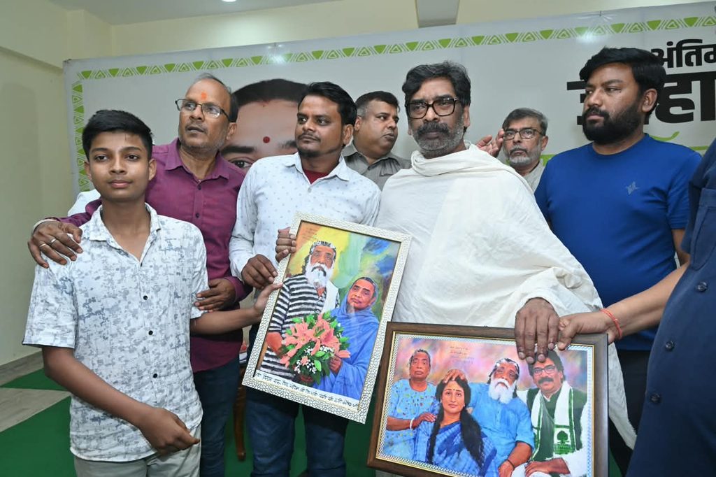 Jharkhand News : मुख्यमंत्री हेमन्त सोरेन ने पैतृक गांव नेमरा में लोगों से की मुलाकात, दिवंगत माता रूपी सोरेन को दी गई भावभीनी श्रद्धांजलि 3 Jharkhand News : मुख्यमंत्री हेमन्त सोरेन ने पैतृक गांव नेमरा में लोगों से की मुलाकात, दिवंगत माता रूपी सोरेन को दी गई भावभीनी श्रद्धांजलि 3
