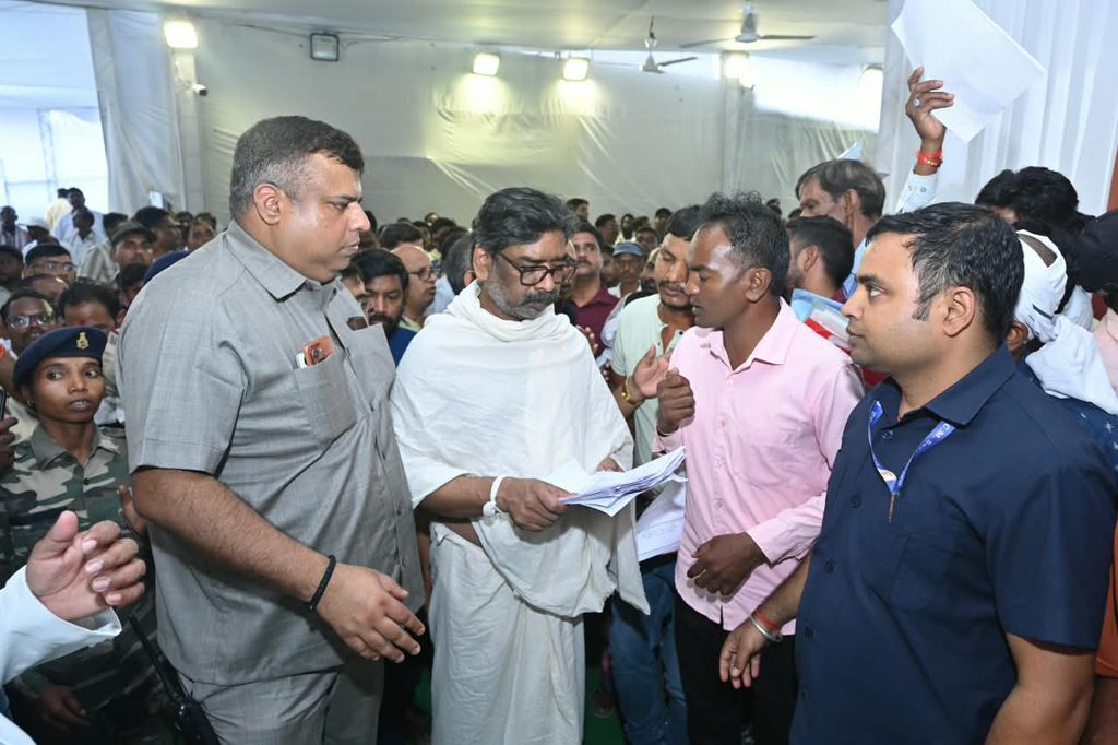 Jharkhand News : मुख्यमंत्री हेमन्त सोरेन ने पैतृक गांव नेमरा में लोगों से की मुलाकात, दिवंगत माता रूपी सोरेन को दी गई भावभीनी श्रद्धांजलि 2 Jharkhand News : मुख्यमंत्री हेमन्त सोरेन ने पैतृक गांव नेमरा में लोगों से की मुलाकात, दिवंगत माता रूपी सोरेन को दी गई भावभीनी श्रद्धांजलि 2