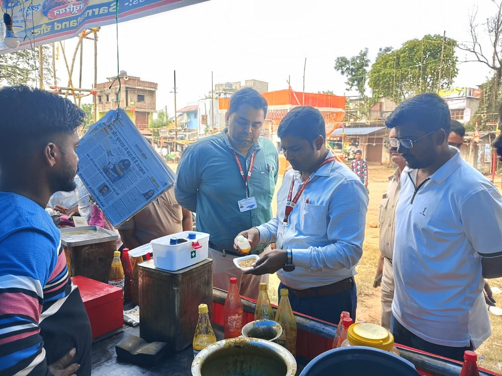 Koderma Food Safety Inspection : कोडरमा के जयनगर में खाद्य सुरक्षा विभाग की छापेमारी, गोलगप्पे और मिठाइयों में मिला अखाद्य रंग 2