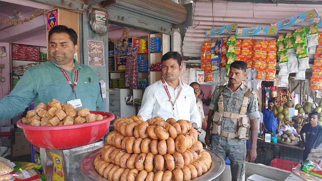 Koderma Food Safety Inspection : कोडरमा के जयनगर में खाद्य सुरक्षा विभाग की छापेमारी, गोलगप्पे और मिठाइयों में मिला अखाद्य रंग 1