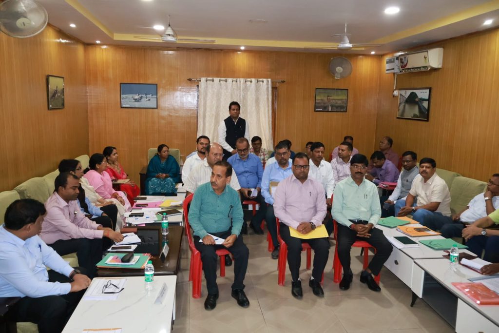 Koderma News : कोडरमा में पर्यावरण संरक्षण को लेकर विधानसभा समिति की समीक्षा बैठक, खदानों और क्रशरों के मानकों का पालन करने का निर्देश 1