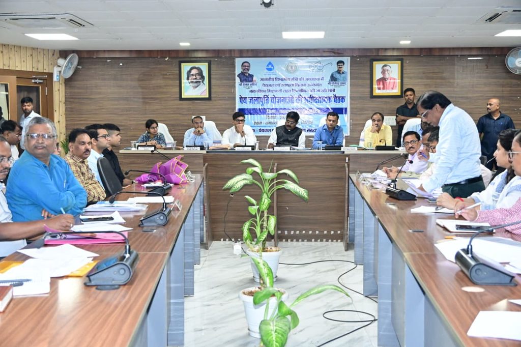 Giridih News : गिरिडीह में पेयजल योजनाओं की समीक्षा, मंत्री योगेंद्र प्रसाद ने दिए सख्त कार्रवाई के निर्देश, 90 दिनों में काम पूरा करने का लक्ष्य 1